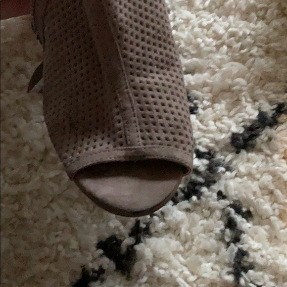 Gray heels - Picture 2 of 3